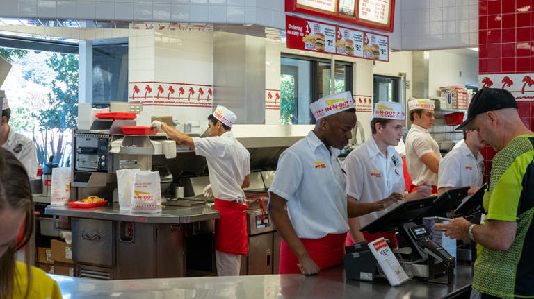 Fast food workers behing de counter
